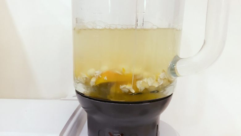 宝宝辅食：南瓜燕麦豆浆（料理机版）-12M+,倒入600ml左右的开水，水的多少自己调整哈，少点就浓稠点，多点成品就稀一点。