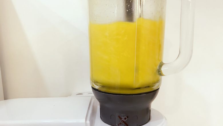 宝宝辅食：南瓜燕麦豆浆（料理机版）-12M+,启动料理机，中高速搅打1-2分钟，大家根据自己料理机的功率调整时间，小芽的功率很大，所以一会就好啦。