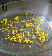 香橙焗南瓜,烤盘底部铺上一半橙皮屑