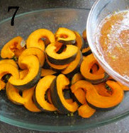 香橙焗南瓜,均匀铺上南瓜片，并浇上酱汁