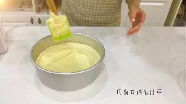 宝宝辅食：水果裸蛋糕-36M+,三、翻拌蛋糕糊及烘烤
6、顶部用刮刀稍加抹平。