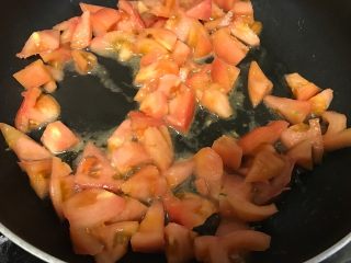 奶酪番茄鸡蛋面,油热后放入西红柿。