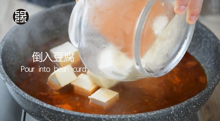 麻婆豆腐——美味诀窍大揭秘！,等沸腾倒入豆腐