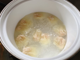 海鲜小馄饨,食用前入沸水中煮至成熟浮起