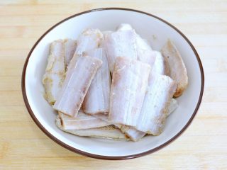 【香煎带鱼】附送超多煎鱼技巧~ ,腌制好以后，
把带鱼中的辅料挑出来~
