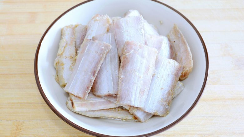 【香煎带鱼】附送超多煎鱼技巧~ ,腌制好以后，
把带鱼中的辅料挑出来~
