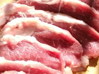 秘制酱香煎猪扒！,将猪肉切成1厘米左右的片片。