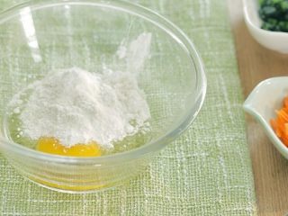 芙蓉面线汤,在搅拌碗中打入一个鸡蛋，加入20g普通面粉，搅拌成无颗粒可流动的面糊。我用的是中等大小的鸡蛋（50g左右）。对于蛋清过敏的宝宝，这里可以只用