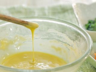 芙蓉面线汤,为了做出细幼的面线，要确保面糊粘稠且有流动性。以提起筷子，面糊可以快速滴落为宜（参见视频的状态）。如果发现面糊流动性太差，就适当增加一点蛋液