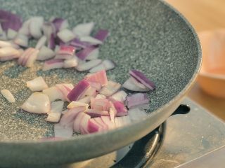  芝士南瓜焗意面,热锅少油，先把洋葱放入，炒出香味。因为顾着拍照，视频里把洋葱稍稍炒糊了一点，表介意。