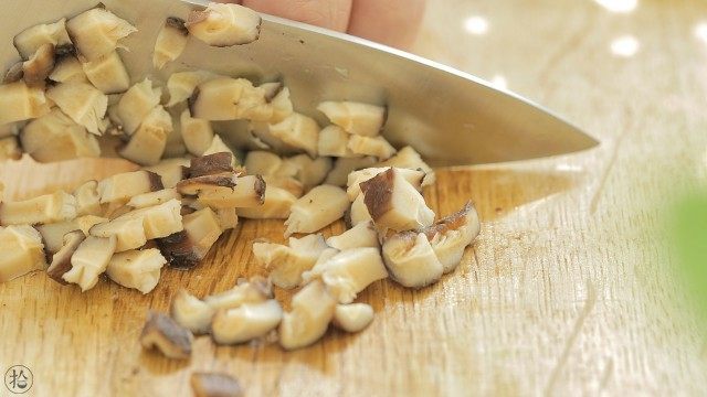 宝宝版牛肉肠粉,泡好的香菇切丁。也可以用新鲜香菇，不过干香菇调汁儿会更加入味。