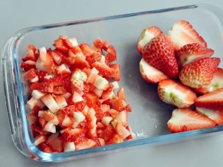 草莓奶油蛋糕盒子,将草莓洗净，根据自己的喜好切丁或者对切。