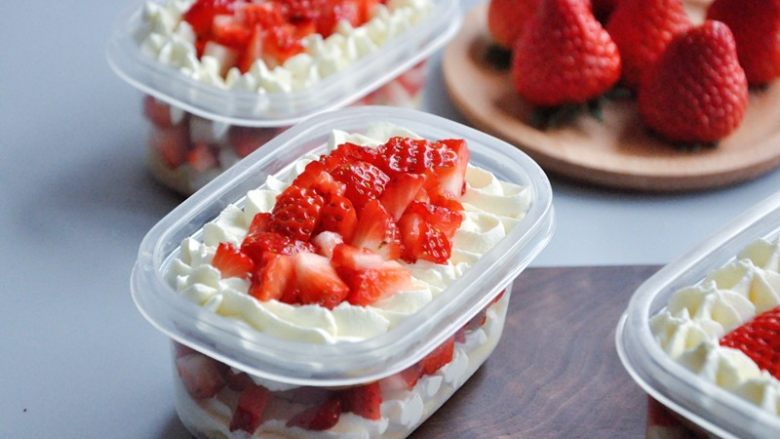 草莓奶油蛋糕盒子,美美的草莓盒子做好啦，是不是特别适合不会裱花的你？做好后放入冰箱冷藏后，味道更佳。