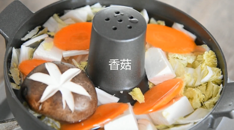 初春补气神器——白菜豆腐羊肉锅,放入豆腐、胡萝卜、香菇大火煮开