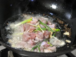香辣干锅兔, 随后倒入腌制过的兔肉，快速翻炒。