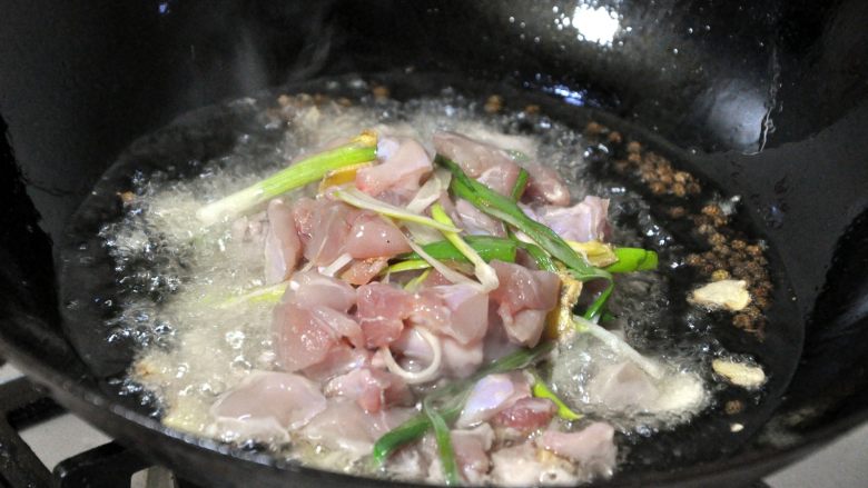香辣干锅兔, 随后倒入腌制过的兔肉，快速翻炒。