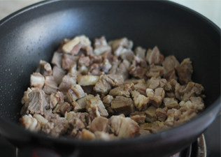 家常手抓饭,锅内放少许油，放入羊肉煸炒出油