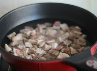 家常手抓饭,羊肉冷水下锅，煮开，焯掉杂质血沫