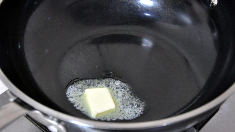 菠萝派,锅中放入黄油，融化黄油。