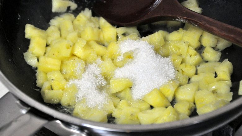 菠萝派,倒入白砂糖，继续翻炒。