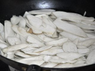 水煮肉片,锅中烧半锅水，水开后放入杏鲍菇，煮3分钟。
