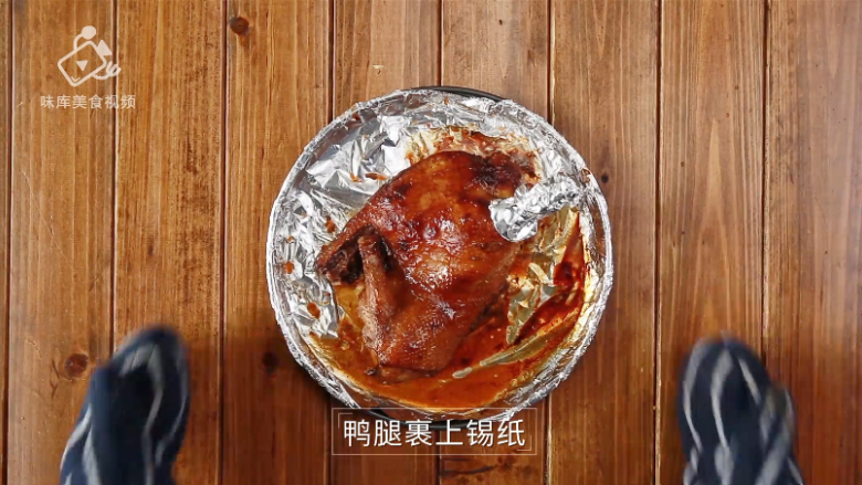 家庭版自制美味烤鸭,在器皿中铺上锡纸放入腌好的鸭子