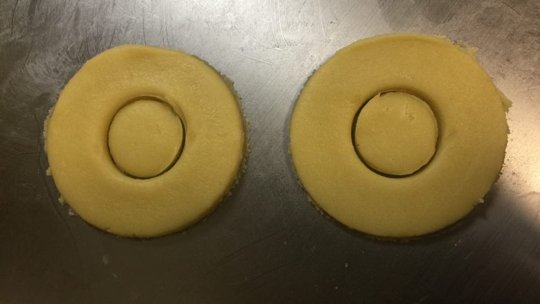 甜甜圈饼干,去掉多余部分，再次擀大片压甜甜圈形状，直到用光所有面团。