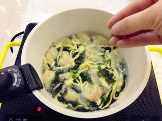 宝宝辅食：虾仁时蔬小馄饨-13M+,再倒入馄饨中，稍稍煮下，用勺子搅拌均匀即可，最后可撒一点点葱花。