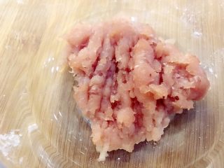 宝宝辅食：老妈牌薄麦饼-24M+,把猪肉洗净，用刀剁成肉泥放在一边备用（也可以直接用料理机，看大家自己习惯）