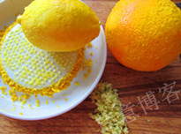 蜂蜜无花果烤鸭,柠檬和橙子仔细洗净表皮，并取皮屑备用，姜切末备用