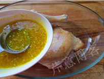 蜂蜜无花果烤鸭,煎好的鸭腿放入烤盘，均匀撒上调味汁