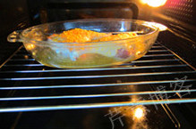 蜂蜜无花果烤鸭,烤箱提前预热190度，放入鸭腿，先烘烤30分钟