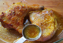 蜂蜜无花果烤鸭,取出烤盘，将鸭腿周围的汤汁浇在鸭腿表面