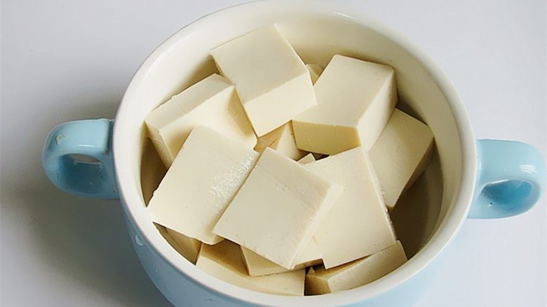 野菜香菇豆腐汤,豆腐切成大小均匀一致的块备用