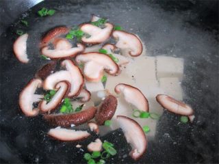野菜香菇豆腐汤,煮开后倒入豆腐块继续煮去生味