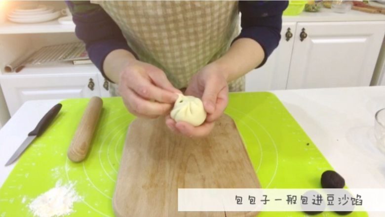 宝宝辅食：宝宝版豆沙面包卷-12M+,9、拿一个面团，直接用手或擀面杖擀成饼状，把红豆沙放进去，然后像包包子一样团起收口，收口一定要捏紧。