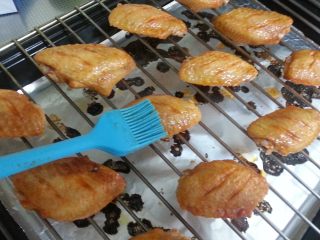 最受欢迎的烤箱菜【新奥尔良风味烤翅】,10分钟后将鸡翅取出，表面刷一层蜂蜜水（蜂蜜加少量清水稀释，如果腌料还有剩余，可将蜂蜜调入腌料中，制做成蜂蜜水，口味和颜色会更漂亮）。