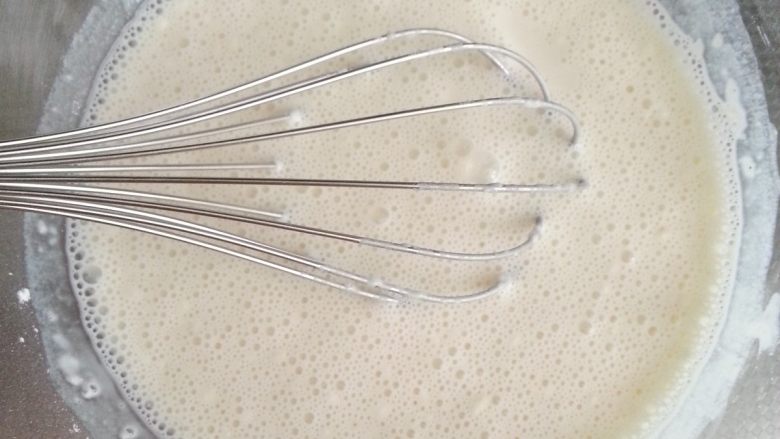 无需烤箱一样可以作甜点【芒果班戟】,用手动打蛋器将过筛的面粉与牛奶轻拌混合。