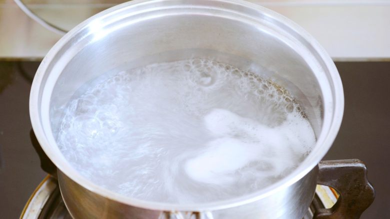 【鸡蛋汤】爽滑轻盈的小窍门~,
要在放一些淀粉水.
浓度太高也不好，就成浆糊了~
回忆一下你最喜欢的汤浓稠程度照做即可~
 水烧开后，
火这个时候尽量要大一些！