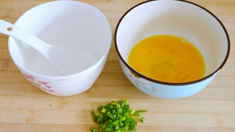 【鸡蛋汤】爽滑轻盈的小窍门~,2. 鸡蛋打散，
淀粉放入碗中填入100g清水搅拌均匀，
香葱叶切小段~
