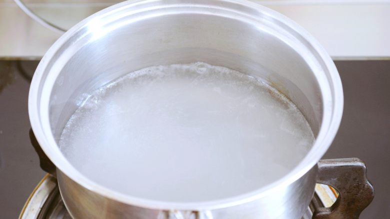 【鸡蛋汤】爽滑轻盈的小窍门~,水淀粉搅动一下倒入锅中，
搅拌一下锅中水，再次烧开~
（淀粉的粘稠度不尽相同，给不了准确量~）如果水开后还是水状，就是浓度低了~
