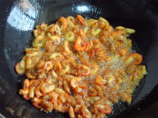 蒜香辣味虾,锅预热，倒入两勺油，油烧至六成热即可放入虾进行油炸