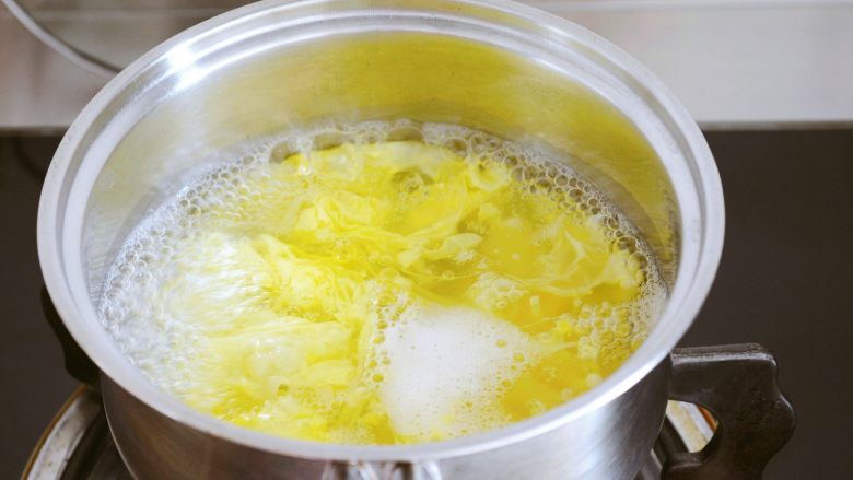 【鸡蛋汤】爽滑轻盈的小窍门~,蛋液加入后，
用筷子在锅中画圈搅动两圈，
烧开关火~