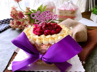 豆乳水果蛋糕,插上生日快乐牌更美哦。