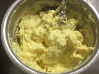 豆乳水果蛋糕,晾凉的糊糊中加入软化的奶酪，用打蛋器打至完全混合。
