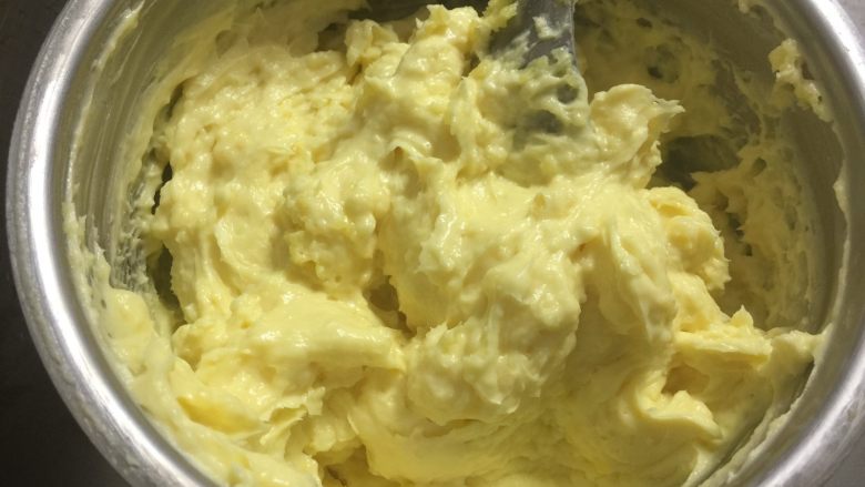 豆乳水果蛋糕,晾凉的糊糊中加入软化的奶酪，用打蛋器打至完全混合。