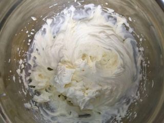 豆乳水果蛋糕,淡奶油加糖粉打至9分硬，即可以裱花的程度。