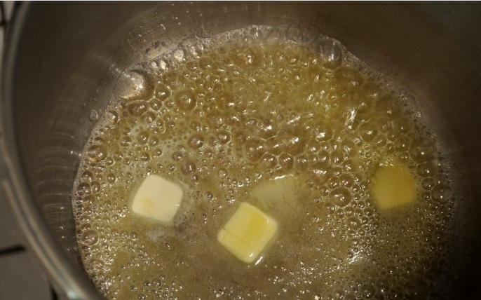 奶香土豆块,在锅中加热融化黄油，黄油融化。
