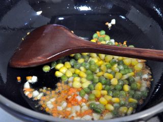 褐麦香肠烧麦, 倒入青豆玉米，继续翻炒。