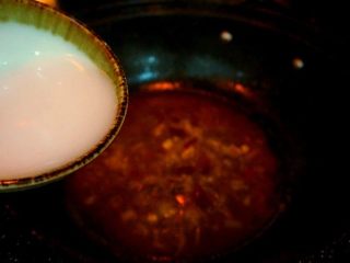 家常烧鲫鱼,将煮好的鲫鱼盛出装盘
锅底剩下的汤汁加入适量水淀粉勾芡
调成料汁儿